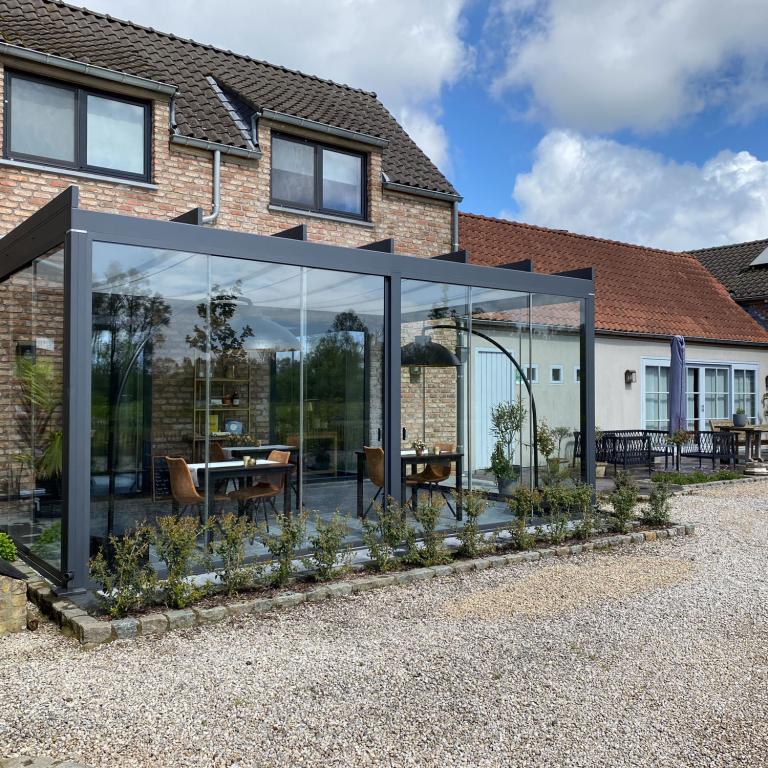 Weinor Terrazza Pure glasoase geplaatst door Demaeght bv aan deze B&B Scheldekant te Oudenaarde. Genieten van het zuid gerichte terras het hele jaar door. Modern en strak design aan deze landelijke woning. Vraag hier uw vrijblijvende offerte op maat. Schuifglas verwarming heatsail Design outdoor Ronse Kluisbergen Deinze Waregem Oostrozebeke Anzegem