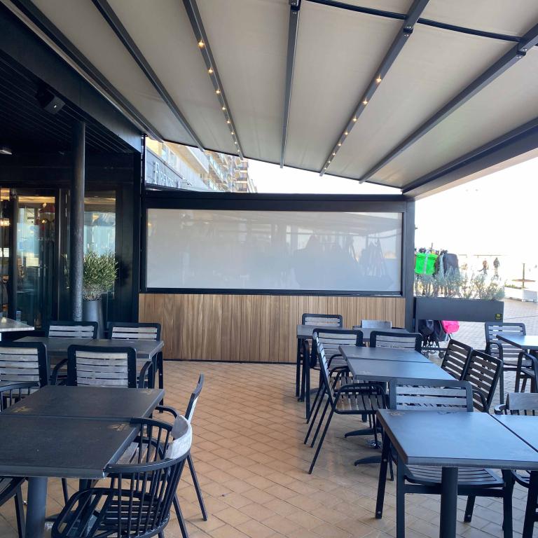 Weinor Pergotex terrasoverkapping met Led-verlichting geplaatst door Demaeght zonwering aan Restaurant Zilt te Nieuwpoort. Een modern en strak design met waterdicht doek zorgt voor een aangenaam terras het hele jaar door. Vraag uw vrijblijvende offerte Waregem Oostrozebeke Ronse Oudenaarde Anzegem zulte Knokke de panne Deinze gent