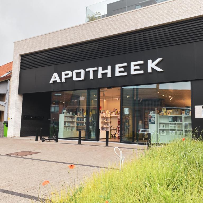 Demaeght zonwering en interieur plaatste aan deze moderne gevel van deze apotheek te Oostrozebeke Renson Linius gevelbekleding. Een modern en strak design met aluminium lamellen