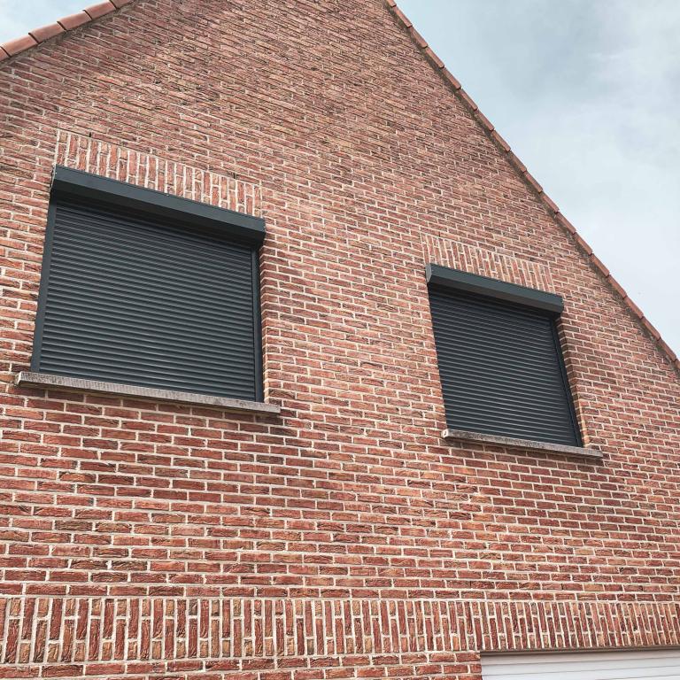 Demaeght zonwering verdeelt de rolluiken van Wilms. voorzetrolluiken volledig op maat. 