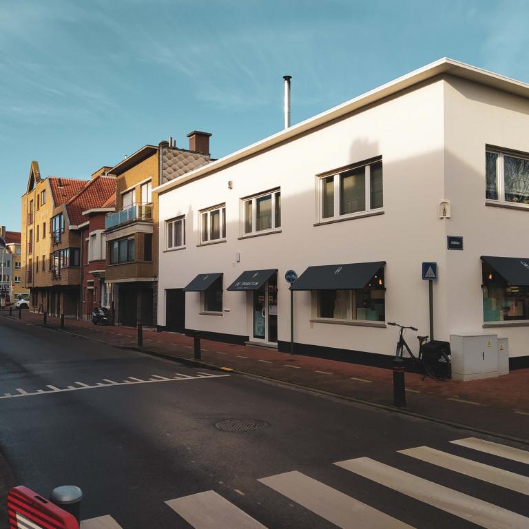 Demaeght zonwering en interieur plaatste aan deze zaak te Knokke-heist deze moderne fixpanels of markiezen. Geef uw zaak extra uitstraling terwijl u de zon uit de vitrine houdt.
