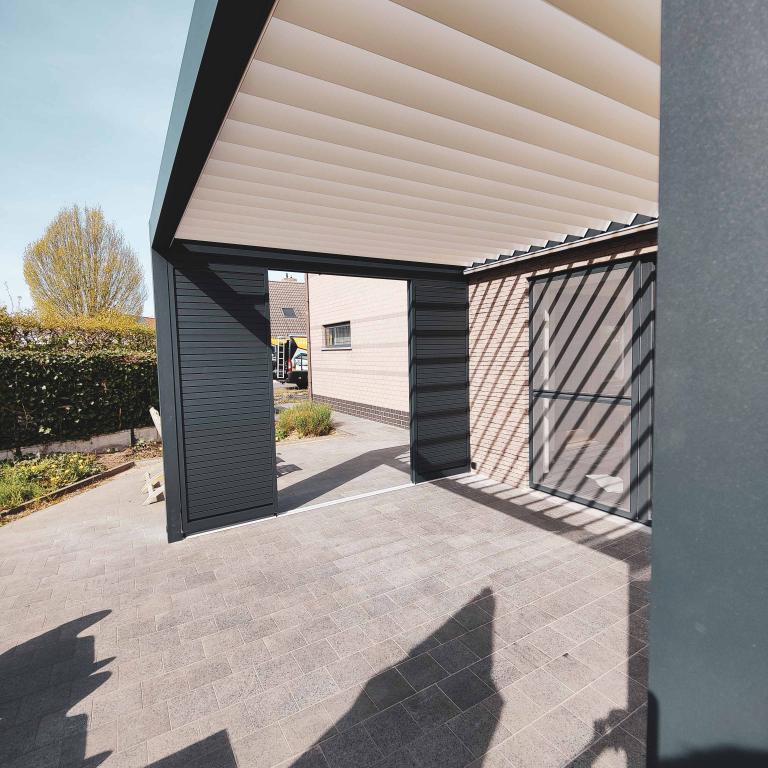 Renson Algarve terrasoverkapping gemonteerd aan deze moderne woning te Oudenaarde. Combineer met verschillende kleuren tussen de constructie en lamellen. Modern en strak design gecombineerd met kwalitatieve producten.