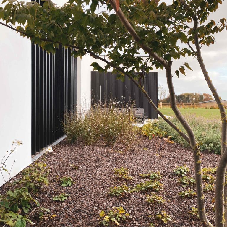 Demaeght zonwering en interieur plaatste aan deze moderne villa te kruisem Renson Plano lamellen voor een strak en modern design met een touch Privacy.