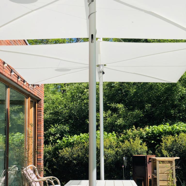 Umbrosa parasols verkrijgbaar bij Demaeght bv. Een moderne parasol van Belgische kwaliteit. vraag hier uw offerte aan