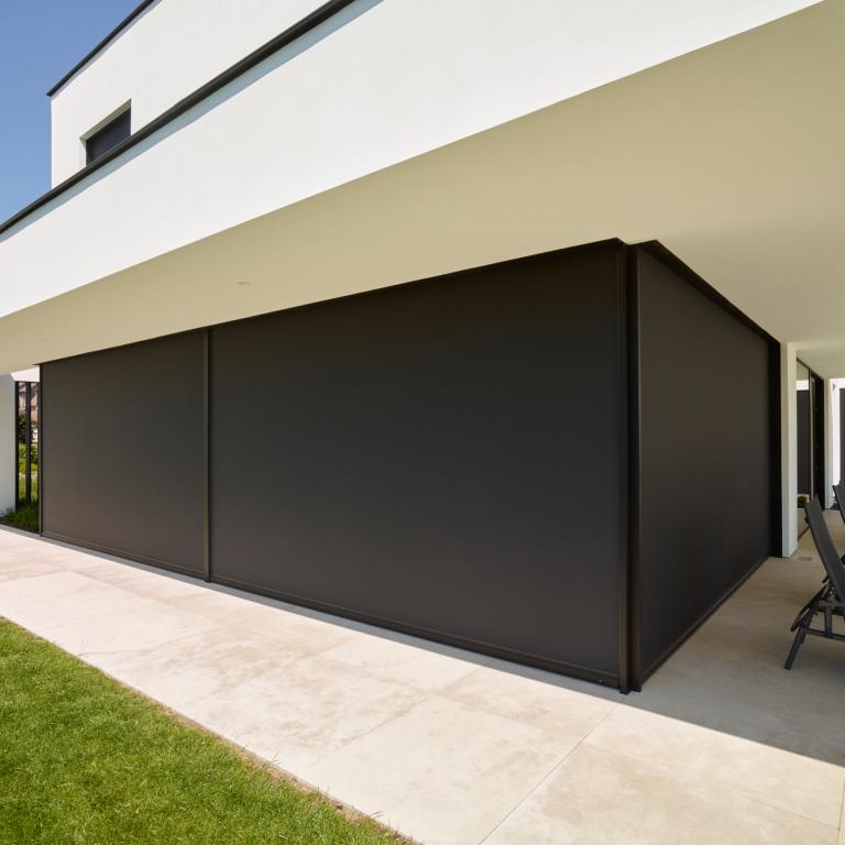 Renson Fixscreen Slim Ms7 windvaste doekzonwering geplaatst aan deze moderne villa te Kruisem. Een modern en strak design van Belgische kwaliteit. Architectuur strak grote afmetingen landelijk modern 