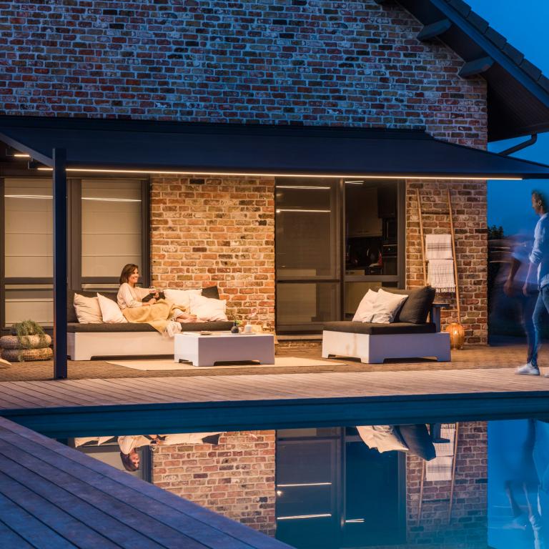 Renson Lapure terrasoverkapping geplaatst aan deze landelijke woning te Zulte. Een waterdicht doekdak volledig op maat naar wens van de klant. 
