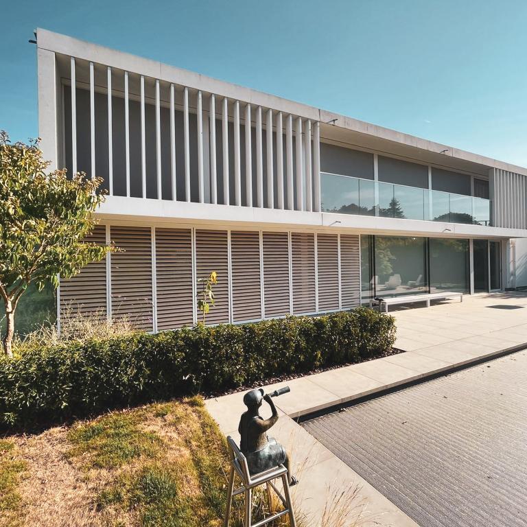 Renson Loggialu Wood design geplaatst door Demaeght zonwering en interieur aan deze moderne hedendaagse villa te Kortrijk. Een modern en strak design met een architecturale touch. Nieuwbouw woning tot in de puntjes afgewerkt. Schuif panelen worden gepositioneerd naar wens.