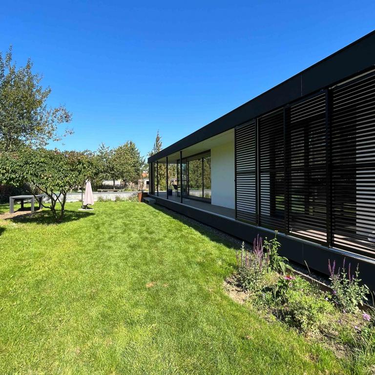 Renson Loggia aluminium schuifpanelen geplaatst door Demaeght bv aan deze poolhouse te Wielsbeke. aluminium schuifpanelen van Belgische kwaliteit. Architecturale zonwering. vraag uw offerte op maat. Waregem Oostrozebeke Deinze Kortrijk Kluisbergen Anzegem Wortegem Ronse Oudenaarde 