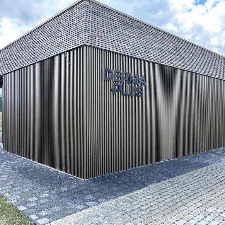 Renson Linarte block 30 geplaatst door Demaeght zonwering aan deze nieuwbouw te Waregem. Aluminium gevelbekleding van Belgische kwaliteit ideaal voor nieuwbouw en renovatie of Retrofit. Verbouwen renoveren bouwen. Facade profielen en panelen. Vraag hier uw offerte Anzegem Deerlijk Oostrozebeke Tielt Wielsbeke Deinze Kortrijk Kluisbergen Ronse Doornik Oudenaarde Avelgem Gent