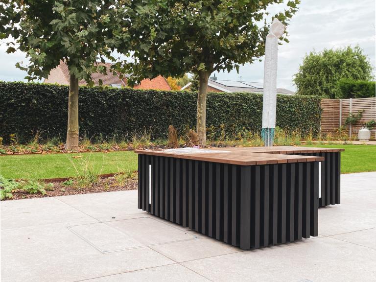 Renson Modulo tuinelementen zijn hip en strak. Met deze modellen geeft u uw tuin een extra boost. Van zitbank tot tuinbank. Ook de mogelijkheid om led verlichting te integreren. Deze moderne woning is nu pas echt afgewerkt.