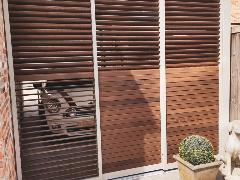 Demaeght zonwering plaatste deze Renson Algarve canvas aluminium carport aan deze landelijke woning te waregem. Een modern design gecombineerd met kwalitatieve onderdelen in een product past ook aan landelijke woningen.