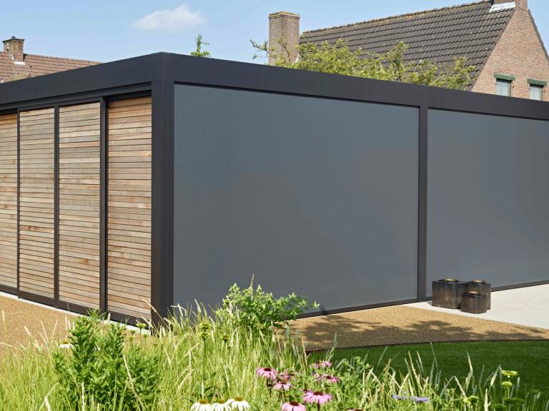 Demaeght zonwering en interieur plaatste deze Renson Camargue terrasoverkapping aan deze villa te Izegem. Met een aluminium pergola zit u goed met een moderne en kwalitatieve afwerking.