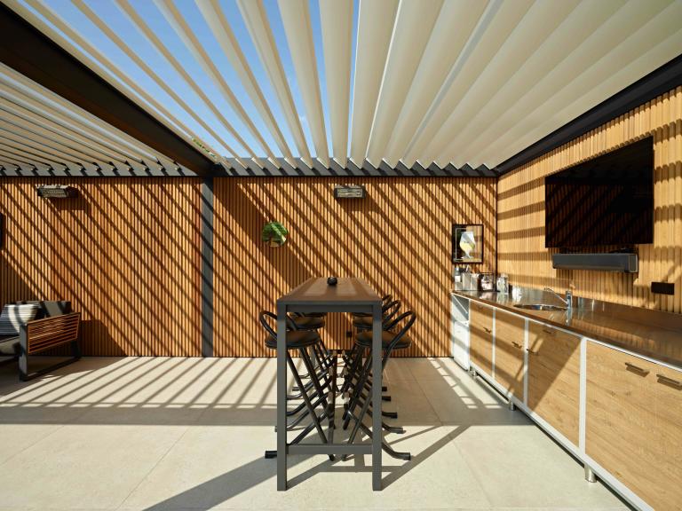 Demaeght zonwering en interieur plaatste deze Renson Camargue terrasoverkapping aan deze villa te Izegem. Met een aluminium pergola zit u goed met een moderne en kwalitatieve afwerking.