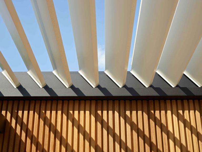 Demaeght zonwering en interieur plaatste deze Renson Camargue terrasoverkapping aan deze villa te Izegem. Met een aluminium pergola zit u goed met een moderne en kwalitatieve afwerking.