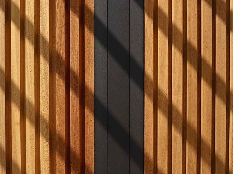 Demaeght zonwering en interieur plaatste deze Renson Camargue terrasoverkapping aan deze villa te Izegem. Met een aluminium pergola zit u goed met een moderne en kwalitatieve afwerking.