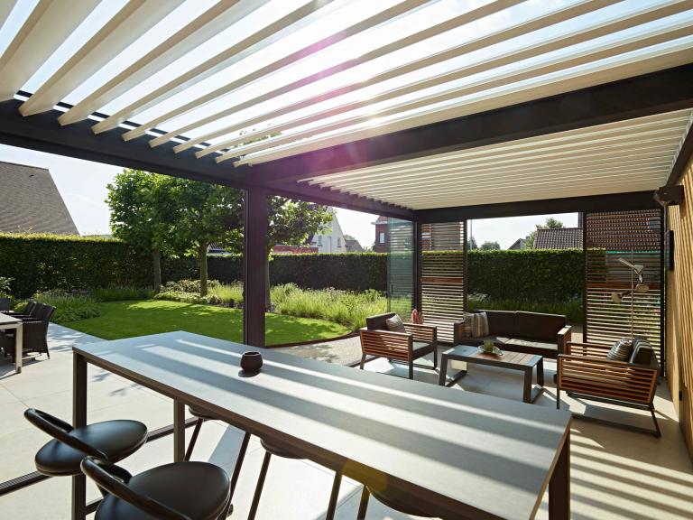 Demaeght zonwering en interieur plaatste deze Renson Camargue terrasoverkapping aan deze villa te Izegem. Met een aluminium pergola zit u goed met een moderne en kwalitatieve afwerking.