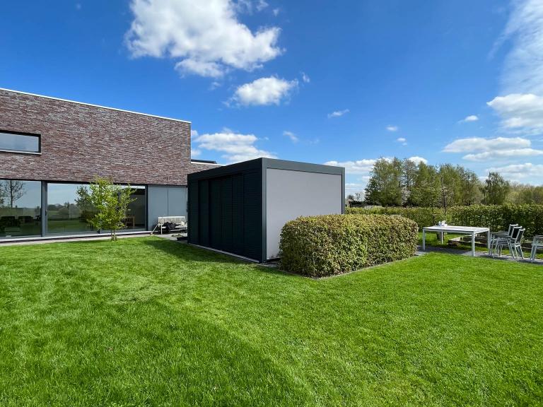 Renson Camargue terrasoverkapping geplaatst door demaeght zonwering te Herne. Een lamellendak volledig op maat naar wens van de klant. Een modern en strak design van Belgische kwaliteit. Geniet van uw tuin en terras het hele jaar door. outdoor zonwering design architectuur