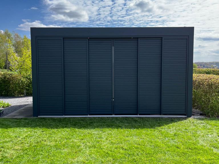 Renson Camargue terrasoverkapping geplaatst door demaeght zonwering te Herne. Een lamellendak volledig op maat naar wens van de klant. Een modern en strak design van Belgische kwaliteit. Geniet van uw tuin en terras het hele jaar door. outdoor zonwering design architectuur