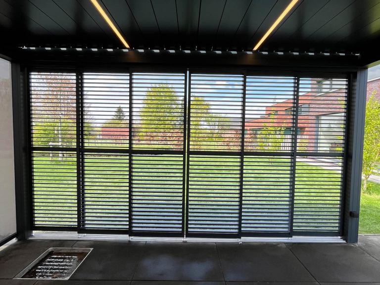 Renson Camargue terrasoverkapping geplaatst door demaeght zonwering te Herne. Een lamellendak volledig op maat naar wens van de klant. Een modern en strak design van Belgische kwaliteit. Geniet van uw tuin en terras het hele jaar door. outdoor zonwering design architectuur