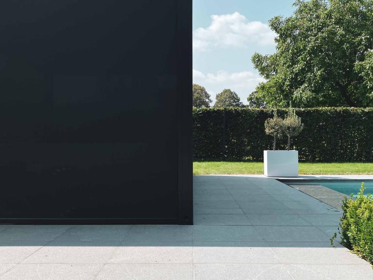 Demaeght Zonwering en interieur plaatse een Renson Camargue lamellendak aan dit zwembad te Waregem. Een buitenverblijf in eigen tuin. Een aluminium pergola volledig op maat naar wens van de klant. Modern en strak design. 