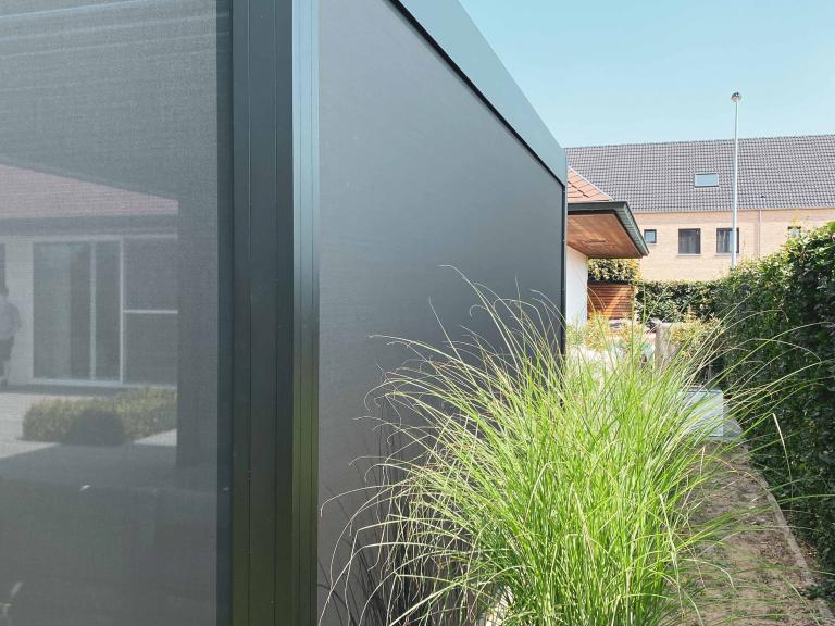 Demaeght Zonwering en interieur plaatse een Renson Camargue lamellendak aan dit zwembad te Waregem. Een buitenverblijf in eigen tuin. Een aluminium pergola volledig op maat naar wens van de klant. Modern en strak design. 