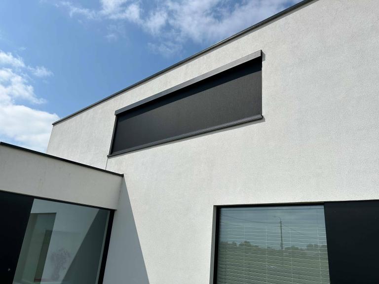 Renson Fixscreen 100 Solar geplaatst door Demaeght zonwering te Avelgem. Windvaste doekzonwering van Belgische kwaliteit met een modern en strak architecturaal design. acties op zonwering. Vrijblijvende offerte op maat bij Renson Premium ambassador.
