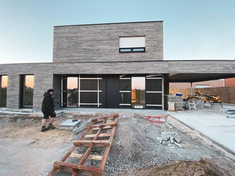Renson Linarte block 30 geplaatst aan deze nieuwbouw woning te Oostrozebeke. Deze aluminium gevelbekleding zorgt voor een unieke en strakke look bij zowel nieuwbouw als renovatie. Demaeght zonwering plaatst uw gevelbekleding volledig op maat. Modern en strak architecturaal design. 
