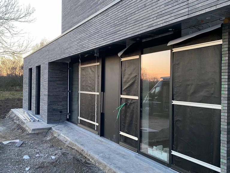 Renson Linarte block 30 geplaatst aan deze nieuwbouw woning te Oostrozebeke. Deze aluminium gevelbekleding zorgt voor een unieke en strakke look bij zowel nieuwbouw als renovatie. Demaeght zonwering plaatst uw gevelbekleding volledig op maat. Modern en strak architecturaal design. 