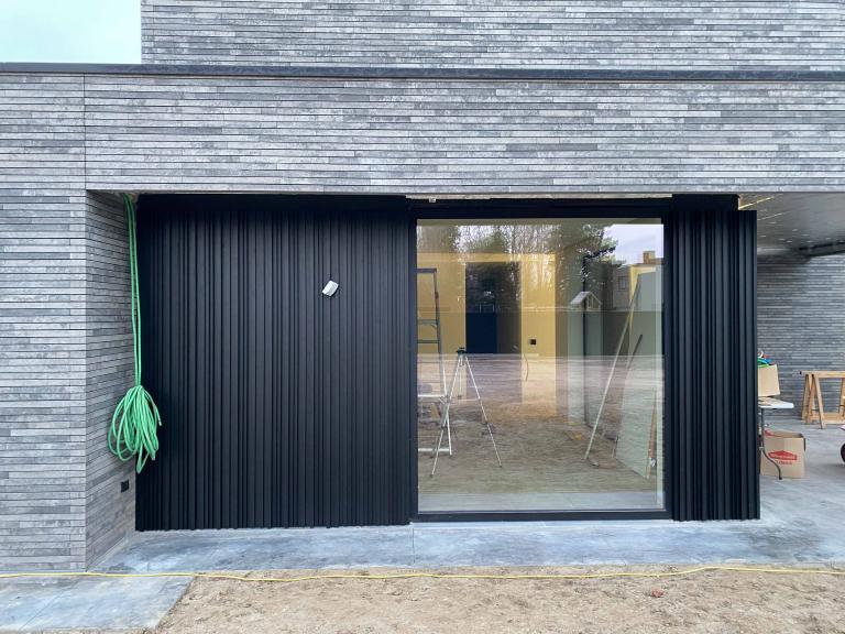 Renson Linarte block 30 geplaatst aan deze nieuwbouw woning te Oostrozebeke. Deze aluminium gevelbekleding zorgt voor een unieke en strakke look bij zowel nieuwbouw als renovatie. Demaeght zonwering plaatst uw gevelbekleding volledig op maat. Modern en strak architecturaal design. 