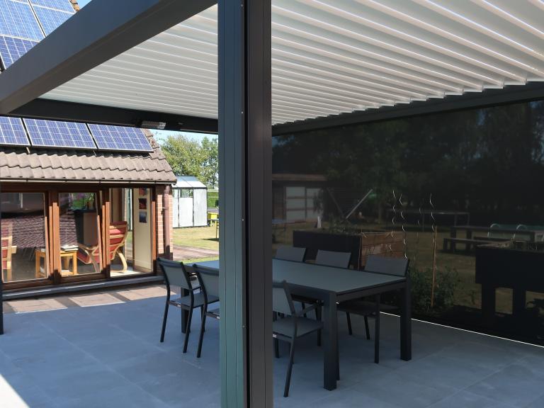 Renson Linarte block 30 geplaatst aan deze nieuwbouw woning te Oostrozebeke. Deze aluminium gevelbekleding zorgt voor een unieke en strakke look bij zowel nieuwbouw als renovatie. Demaeght zonwering plaatst uw gevelbekleding volledig op maat. Modern en strak architecturaal design. 