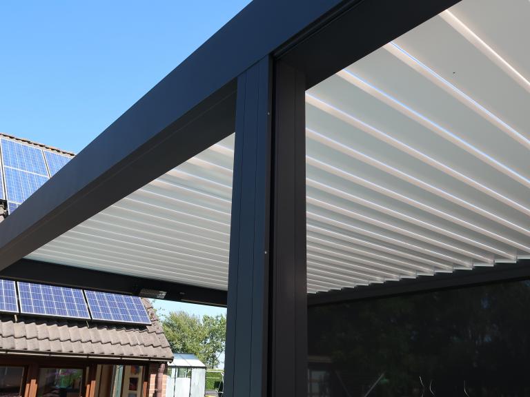 Renson Linarte block 30 geplaatst aan deze nieuwbouw woning te Oostrozebeke. Deze aluminium gevelbekleding zorgt voor een unieke en strakke look bij zowel nieuwbouw als renovatie. Demaeght zonwering plaatst uw gevelbekleding volledig op maat. Modern en strak architecturaal design. 