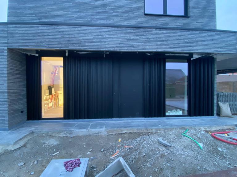 Renson Linarte block 30 geplaatst aan deze nieuwbouw woning te Oostrozebeke. Deze aluminium gevelbekleding zorgt voor een unieke en strakke look bij zowel nieuwbouw als renovatie. Demaeght zonwering plaatst uw gevelbekleding volledig op maat. Modern en strak architecturaal design. 