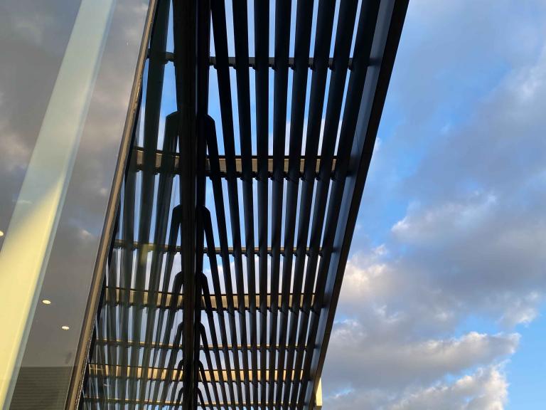 Renson Icarus structurele zonwering geplaatst door Demaeght zonwering aan de showroom van Dovy Keukens te Sint-martens-latem. Een modern en strak design met Belgische architectuur en kwaliteit met outdoor design.
