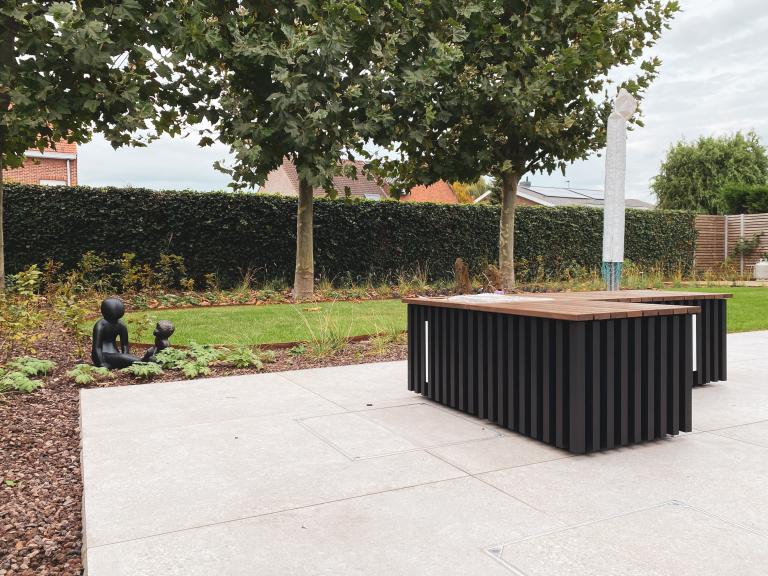 Renson Modulo tuinelementen zijn hip en strak. Met deze modellen geeft u uw tuin een extra boost. Van zitbank tot tuinbank. Ook de mogelijkheid om led verlichting te integreren. Deze moderne woning is nu pas echt afgewerkt.