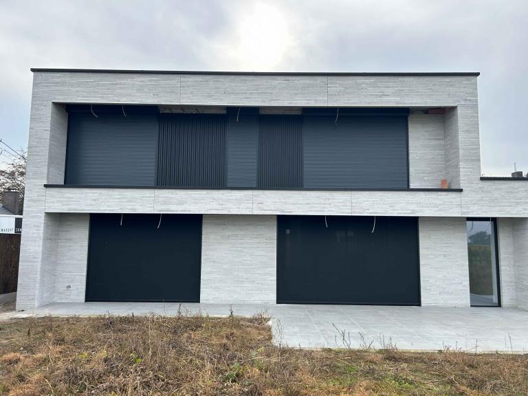 Renson Fixscreen 100 doekzonwering en Wilms voorzetrolluiken aan deze moderne villa te Gottem. Producten van Belgische kwaliteit en design. Architecturaal strak modern. vraag uw vrijblijvende offerte op maat. Waregem Deinze Anzegem Ronse Oudenaarde Gent Knokke Nieuwpoort De panne 