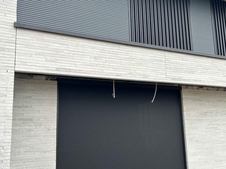 Renson Fixscreen 100 doekzonwering en Wilms voorzetrolluiken aan deze moderne villa te Gottem. Producten van Belgische kwaliteit en design. Architecturaal strak modern. vraag uw vrijblijvende offerte op maat. Waregem Deinze Anzegem Ronse Oudenaarde Gent Knokke Nieuwpoort De panne 