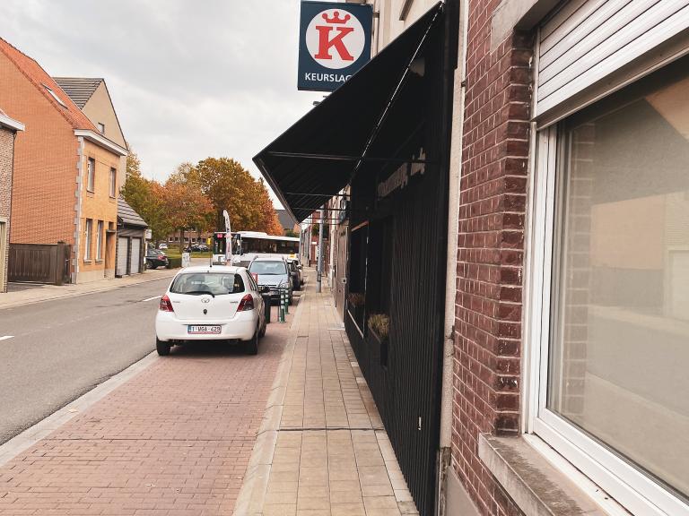 Keurslagerij 't Charcuterietje te kuurne liet dit jaar prachtige markiezen plaatsen deze dienen zowel als zonwering alsook is het een goede oplossing om klanten buiten te laten wachten tijdens slechte weersomstandigheden. zonwering zonnewering markies markiezen luifel schaduw design modern strak landelijk stijl inspiratie 