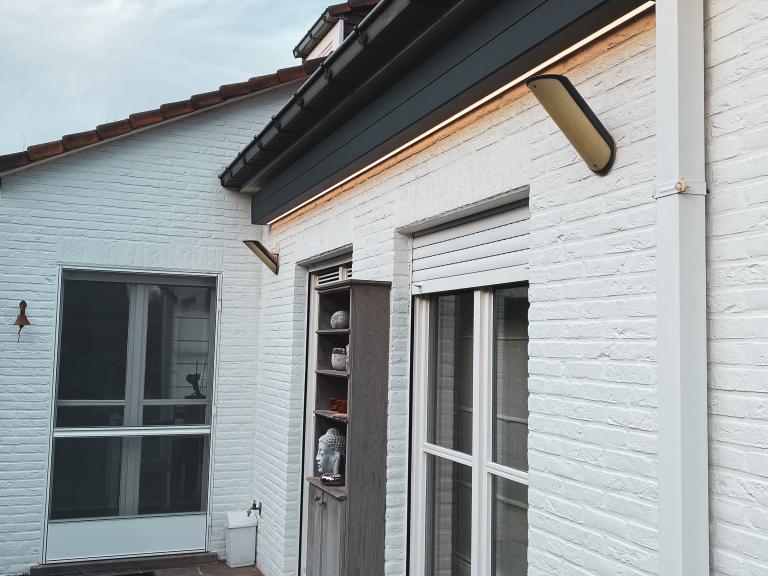 Demaeght zonwering installeerde dit prachtig knikarmscherm te Waregem. Door zijn strak design past dit model bij elke stijl van huis. Door de LED-verlichting zorgt u voor extra sfeer en gezelligheid.