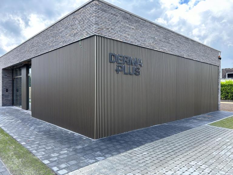 Renson Linarte block 30 geplaatst door Demaeght zonwering aan deze nieuwbouw te Waregem. Aluminium gevelbekleding van Belgische kwaliteit ideaal voor nieuwbouw en renovatie of Retrofit. Verbouwen renoveren bouwen. Facade profielen en panelen. Vraag hier uw offerte Anzegem Deerlijk Oostrozebeke Tielt Wielsbeke Deinze Kortrijk Kluisbergen Ronse Doornik Oudenaarde Avelgem Gent