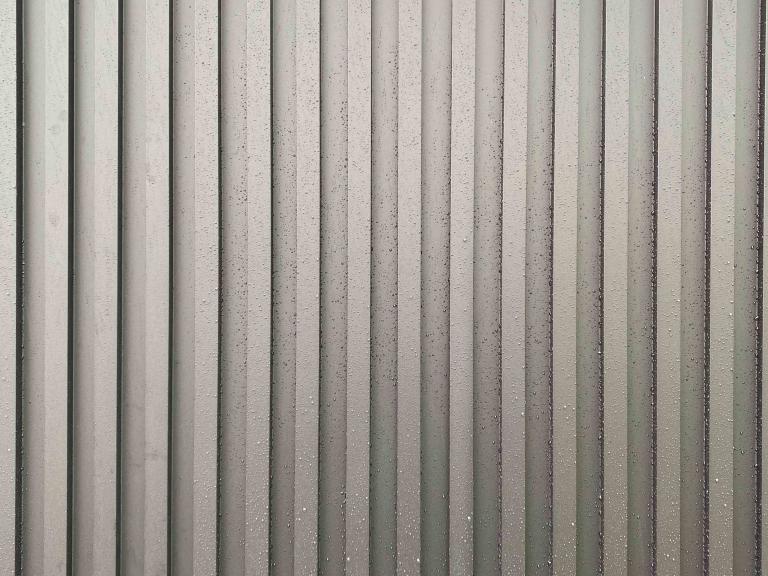 Renson Linarte block 30 aluminium gevelbekleding geplaatst aan deze nieuwbouw woningen te Nokere. Danilith koos voor deze strakke aluminium profielen van Renson van Belgische kwaliteit. Deze zorgen voor een modern en strak design. Architectuur 