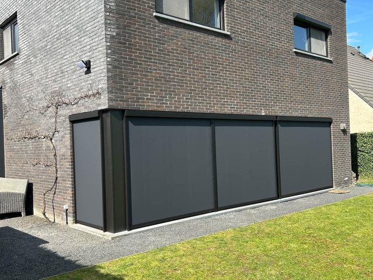 Renson Fixscreens en voorzetrolluiken van Wilms geplaatst aan deze hedendaagse woning te Waregem. vraag naar uw vrijblijvende offerte op maat en weer zo de zon en houd het fris in de woning en slaap in het donker met de rolluiken.