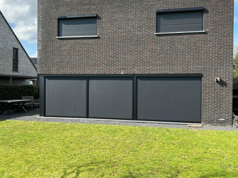 Renson Fixscreens en voorzetrolluiken van Wilms geplaatst aan deze hedendaagse woning te Waregem. vraag naar uw vrijblijvende offerte op maat en weer zo de zon en houd het fris in de woning en slaap in het donker met de rolluiken.