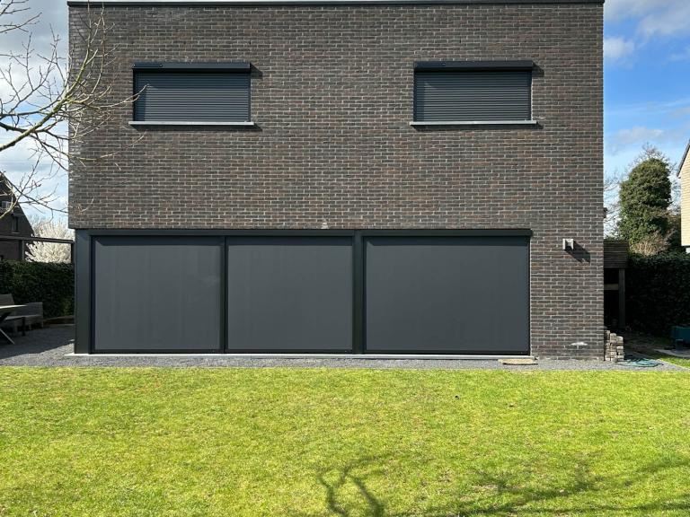 Renson Fixscreens en voorzetrolluiken van Wilms geplaatst aan deze hedendaagse woning te Waregem. vraag naar uw vrijblijvende offerte op maat en weer zo de zon en houd het fris in de woning en slaap in het donker met de rolluiken.