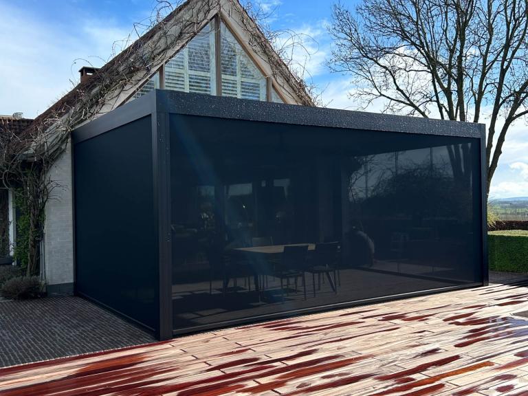 Renson Camargue lamellendak geplaatst door Demaeght zonwering te Doornik. Een aluminium pergola gemonteerd aan de woning. Schuifglas en geïntegreerde zonwering. Ook led-verlichting alsook een Lineo Fix lamel met een Heatsail verwarming eraan. Deinze Waregem Kortrijk Ronse Kluisbergen. Vraag hier uw vrijblijvende offerte op maat.