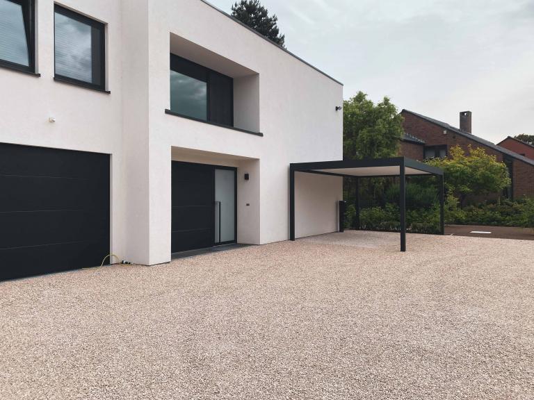 Demaeght zonwering plaatste deze Renson Algarve canvas Carport aan deze moderne woning te Wortegem. Een modern en strak design gecombineerd met kwalitatieve producten. Architecturaal en slanke profielen. 