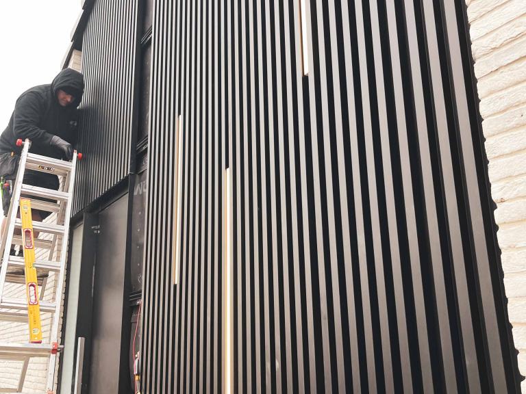 Renson Linarte block 30 geplaatst aan deze nieuwbouw woning te hooglede. Deze aluminium gevelbekleding zorgt voor een unieke en strakke look bij zowel nieuwbouw als renovatie. Demaeght zonwering plaatst uw gevelbekleding volledig op maat. Modern en strak architecturaal design. 