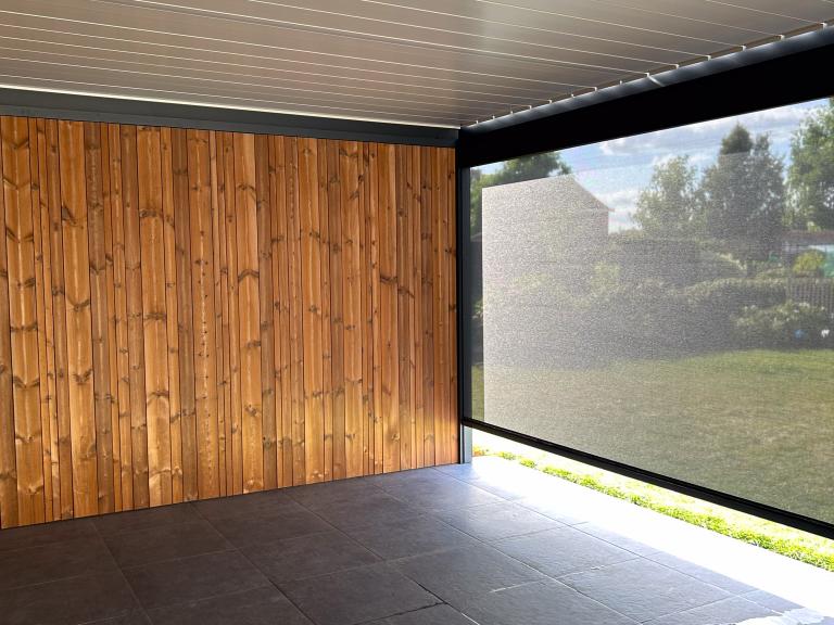 Renson Algarve geplaatst aan deze woning te Waregem door Demaeght zonwering. Een terrasoverkapping met lamellen van belgische kwaliteit met een modern en strak design. Ideaal voor het terras met screens en een houten wand aan de zijkant. Vraag hier uw offerte. Regio Oostrozebeke Tielt Roeselaere Deinze Kortrijk Oudenaarde Gent Brugge Knokke Nieuwpoort Kluisbergen Ronse Doornik Anzegem Kruisem actie voorwaarden