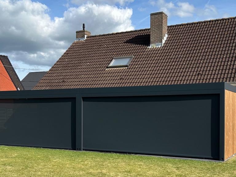 Renson Algarve geplaatst aan deze woning te Waregem door Demaeght zonwering. Een terrasoverkapping met lamellen van belgische kwaliteit met een modern en strak design. Ideaal voor het terras met screens en een houten wand aan de zijkant. Vraag hier uw offerte. Regio Oostrozebeke Tielt Roeselaere Deinze Kortrijk Oudenaarde Gent Brugge Knokke Nieuwpoort Kluisbergen Ronse Doornik Anzegem Kruisem actie voorwaarden