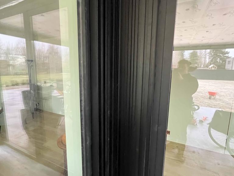 Renson Linarte block 30 geplaatst aan deze nieuwbouw woning te Oostrozebeke. Deze aluminium gevelbekleding zorgt voor een unieke en strakke look bij zowel nieuwbouw als renovatie. Demaeght zonwering plaatst uw gevelbekleding volledig op maat. Modern en strak architecturaal design. 