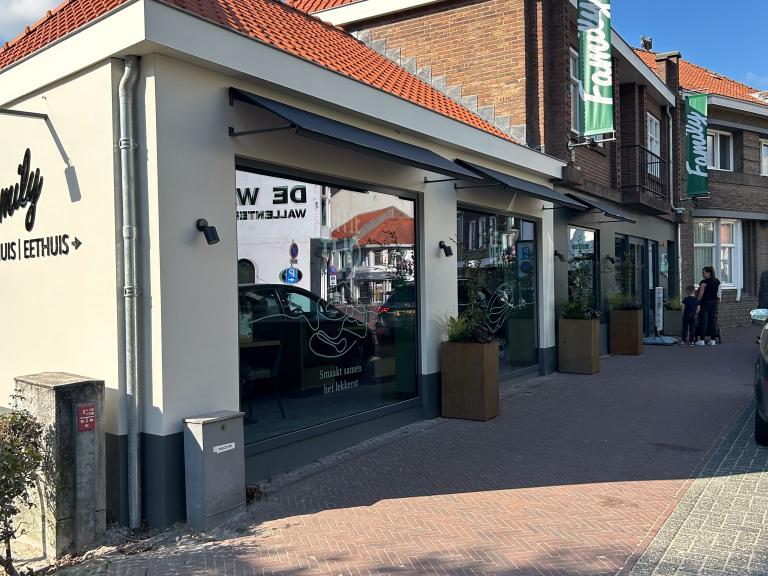 Fix panel markiezen geplaatst door Demaeght zonwering uit Waregem aan dit restaurant te Hulst. Deze hebben een zonwerende functie en zorgen voor een extra design aan de zaak. Modern en strak van Belgische kwaliteit. Vraag hier uw offerte voor op maat gemaakte markiezen. Waregem Oostrozebeke Gent Kortrijk Deinze Tielt Oudenaarde Kluisbergen Ronse Anzegem Kruisem Deerlijk Knokke Nieuwpoort Oostende Brugge